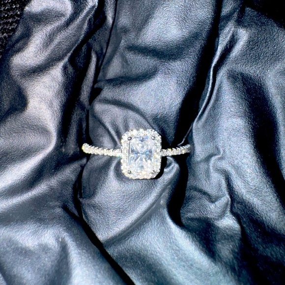 BRAND NEW Moissanite Ring size 7 sterling silver - Picture 3 of 9